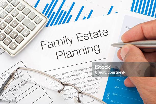 Family Estate Planning Dokument Mit Kleinen Hand Stockfoto und mehr Bilder von Familie - Familie, Testament, Vertrauen