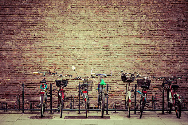 estacionamiento de bicicletas en bolonia, italia - bicycle rack fotografías e imágenes de stock
