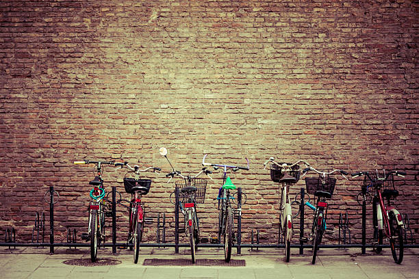 stationnement pour vélos à bologne, italie - bicycle rack photos et images de collection