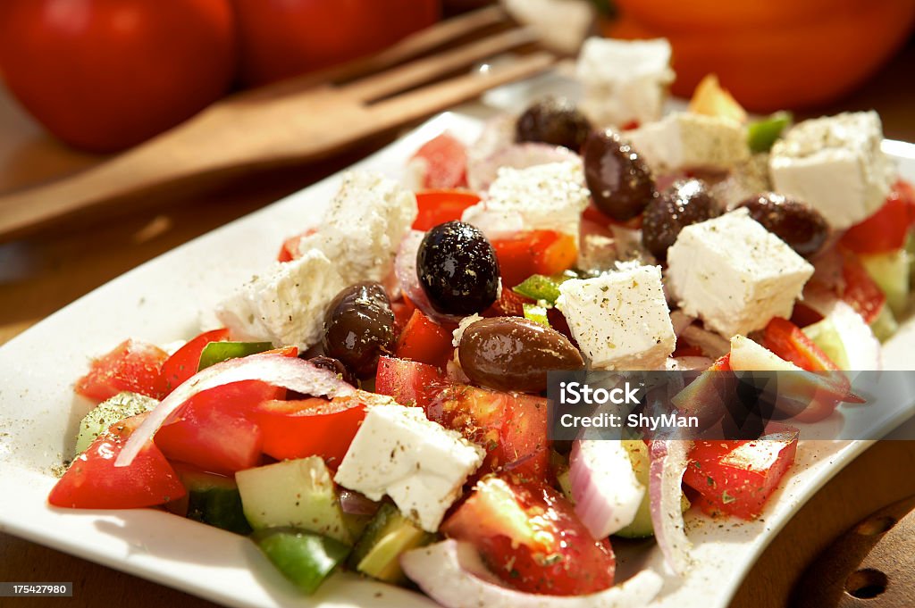 ギリシャ風サラダ - オリーブのロイヤリティフリーストックフォト
