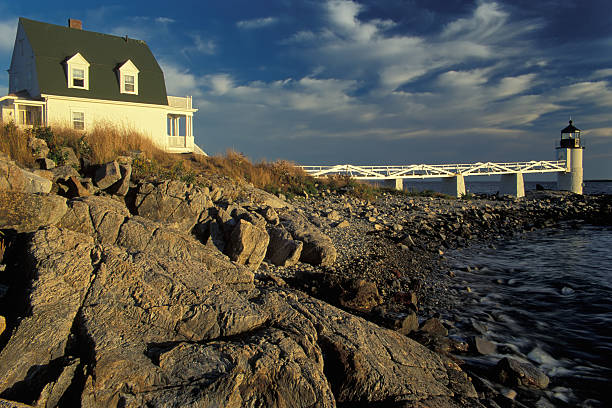 marshall point lighthouse - pemaquid peninsula sea maine coastline stock-fotos und bilder