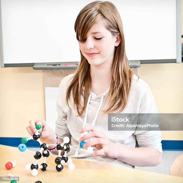 십대 여자아이 현대적인 과학 실험실 화학 모델 갈색 머리에 대한 스톡 사진 및 기타 이미지 - 갈색 머리, 고등학교, 고등학교 이하