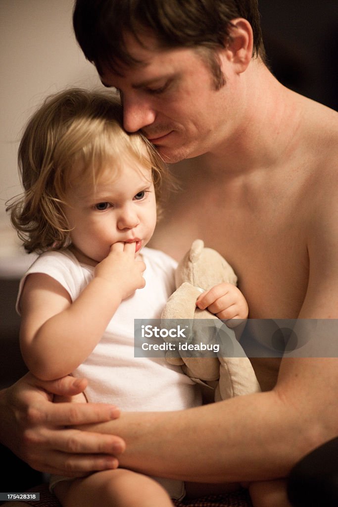 아빠와 함께 보내는 코알라를 그릐 유아 여자아이 - 로열티 프리 12-23 개월 스톡 사진