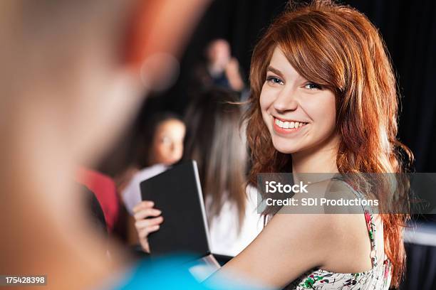 Cabeça Vermelha Adolescente Segurando Um Tablet - Fotografias de stock e mais imagens de Audiência - Audiência, Olhar por Cima do Ombro, Adolescente