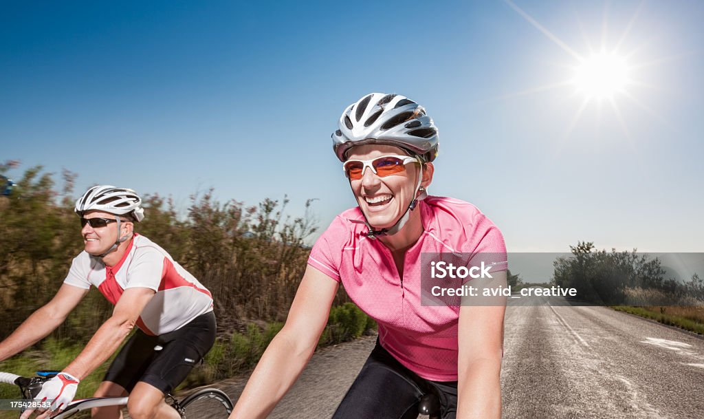 Coppia biciclette equitazione insieme - Foto stock royalty-free di Bicicletta da corsa