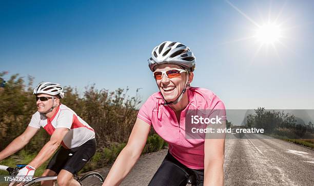 Coppia Biciclette Equitazione Insieme - Fotografie stock e altre immagini di Bicicletta da corsa - Bicicletta da corsa, Mountain bike, Relazione di coppia