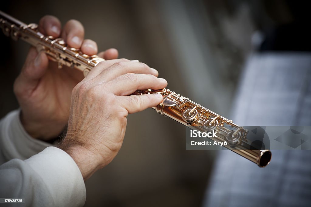 Musicista suona il flauto dorata - Foto stock royalty-free di Dorato - Colore descrittivo
