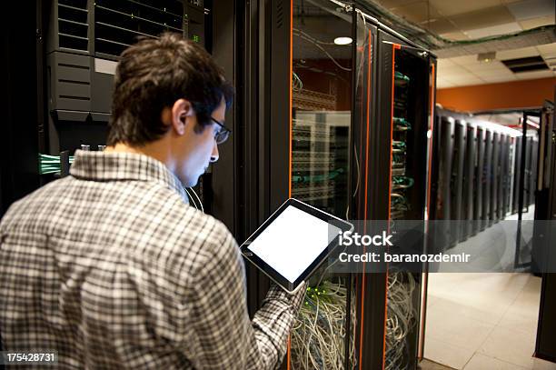 Foto de Profissional De Informática e mais fotos de stock de Cabo - Cabo, Cabo de conexão de rede, Compartimento de armazenamento