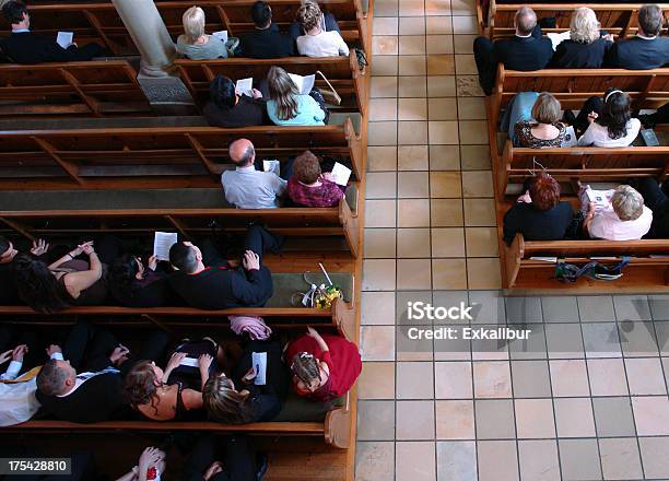 Foto de Rezar e mais fotos de stock de Igreja - Igreja, Congregação, Ofício religioso