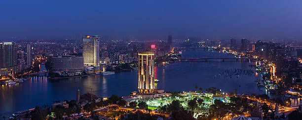 horizonte de la ciudad de el cairo al atardecer - cairo egypt africa night fotografías e imágenes de stock