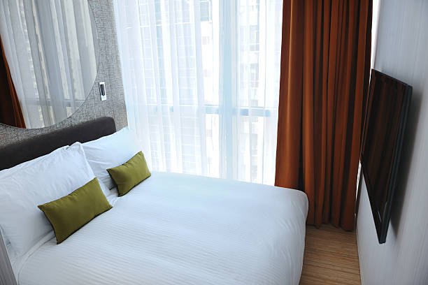 モダンなアジアのコンドミニアムのお部屋には、街並みの眺め（xxxl ) - honeymoon hotel hotel suite hotel room ストックフォトと画像