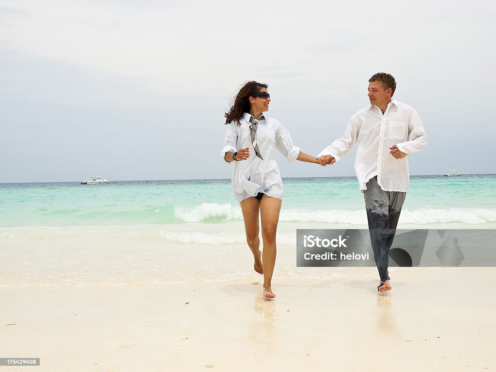 Couple sur la plage - Photo de Activité de loisirs libre de droits