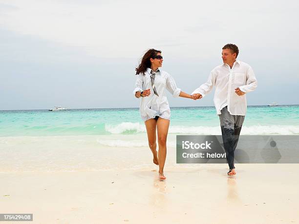 Photo libre de droit de Couple Sur La Plage banque d'images et plus d'images libres de droit de Activité de loisirs - Activité de loisirs, Adulte, Amour