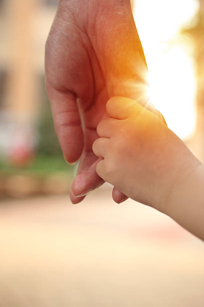 母と子手をつなぐ - holding hands human hand child mother ストックフォトと画像