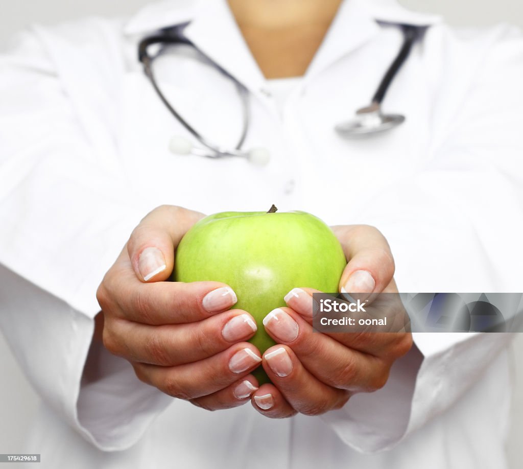 Arzt hält grünen Apfel - Lizenzfrei Arzt Stock-Foto
