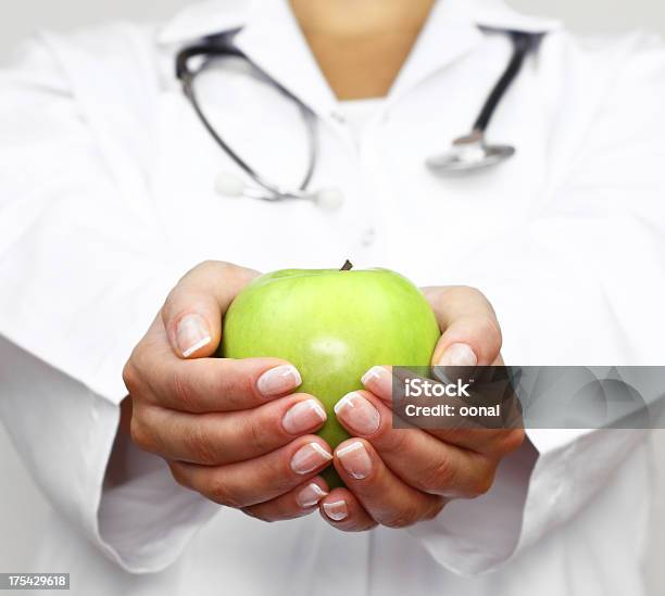 Arzt Hält Grünen Apfel Stockfoto und mehr Bilder von Arzt - Arzt, Ernährungsberater, Apfel