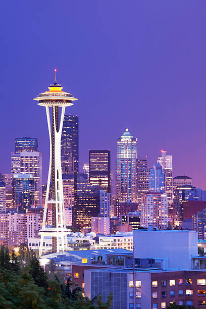 space needle et le panorama urbain de seattle, dans l'état de washington, états-unis, de nuit - seattle skyline cityscape space needle photos et images de collection