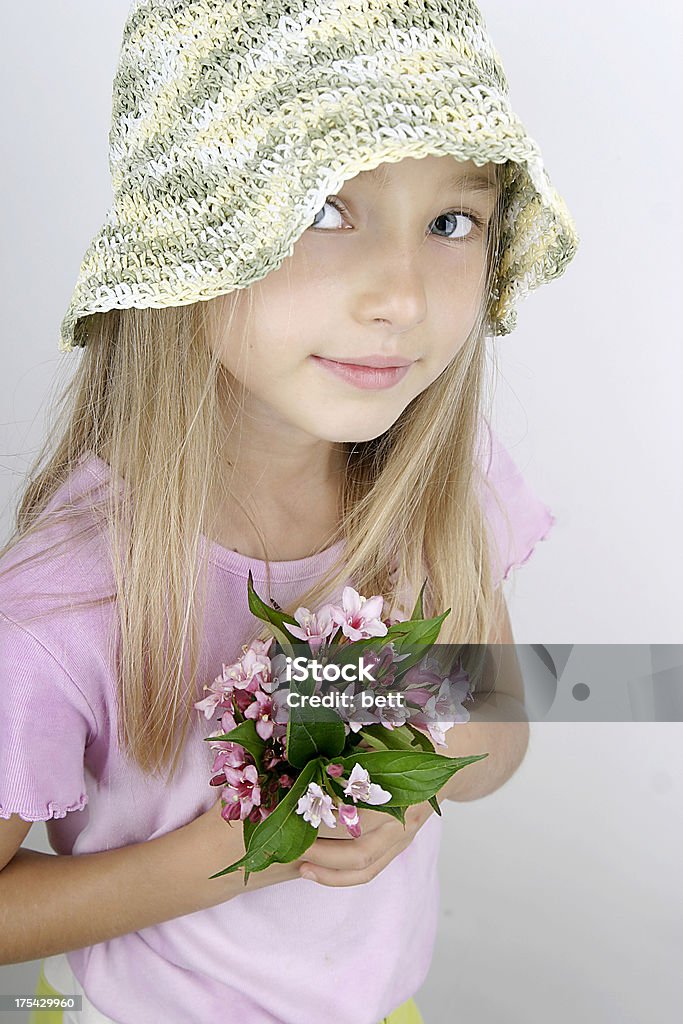 Chica joven con flores - Foto de stock de Adolescente libre de derechos