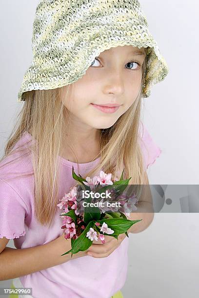 Foto de Menina Com Flores e mais fotos de stock de Adolescente - Adolescente, Alegria, Beleza