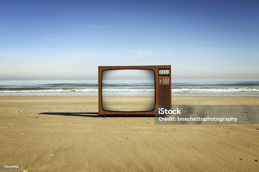 Televisione sulla spiaggia - Foto stock royalty-free di Televisore