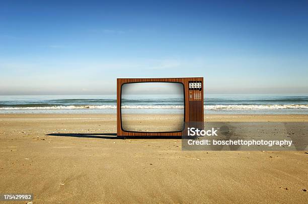 Televisione Sulla Spiaggia - Fotografie stock e altre immagini di Televisore - Televisore, Spiaggia, Paesaggio