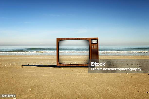 Televisão Na Praia - Fotografias de stock e mais imagens de Televisor - Televisor, Praia, Paisagem - Cena Não Urbana