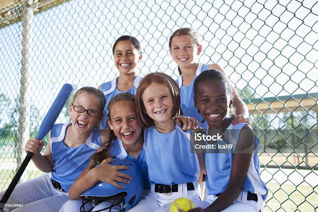 Dziewczyny softball zespół siedzi na Ławka rezerwowych - Zbiór zdjęć royalty-free (Dziecko)