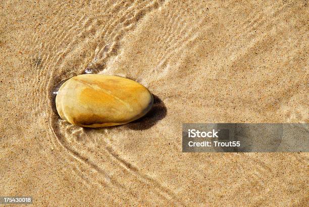 Stein Am Strand Im Meer Wasser Stockfoto und mehr Bilder von Geschlossen - Allgemeine Beschaffenheit - Geschlossen - Allgemeine Beschaffenheit, Strand, Surfen