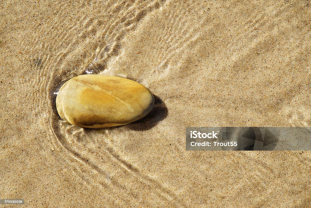 Pedra na praia na água do mar - Royalty-free Fechado Foto de stock