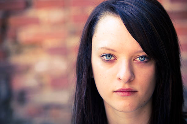 portrait de jeunes filles rebelles - teenage girls blue eyes adolescence teenager photos et images de collection