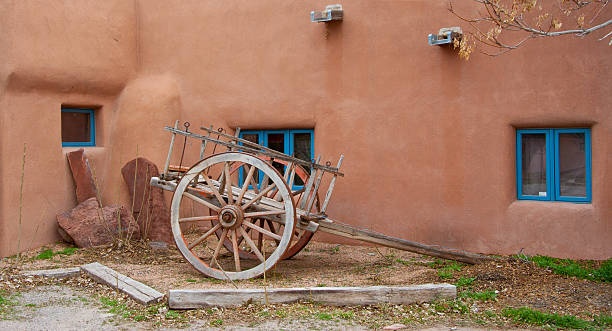 istock Santa Fe Old Adobe House with Stucco Wall and Flowers 175430192