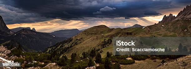 Vista Panorámica Xxxl Alpes Dolomíticos Valle Gardena Foto de stock y más banco de imágenes de Cielo dramático