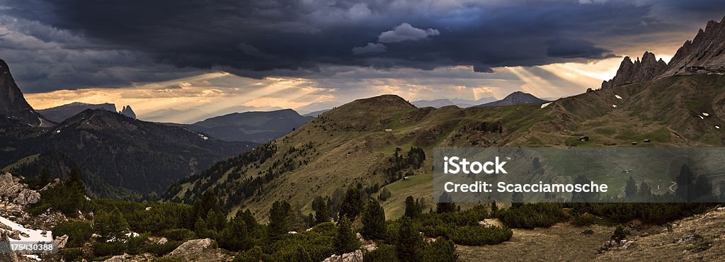 Vista panorâmica XXXL, Montanhas Dolomitas, Val Gardena - Royalty-free Céu dramático Foto de stock