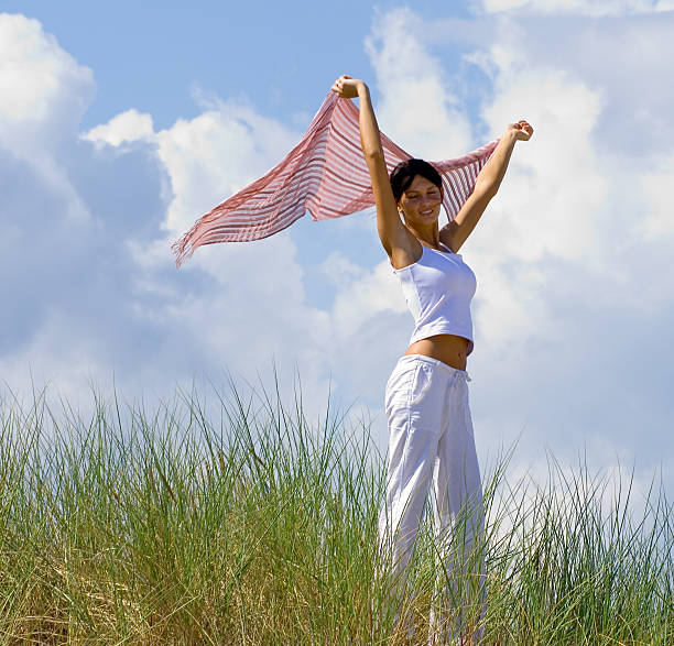 menina e vento - handcarves nature sports and fitness people imagens e fotografias de stock