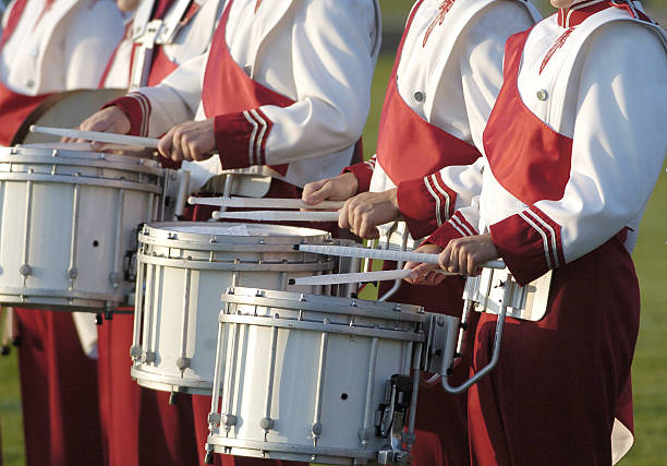 blaskapelle trommeln - marching band stock-fotos und bilder