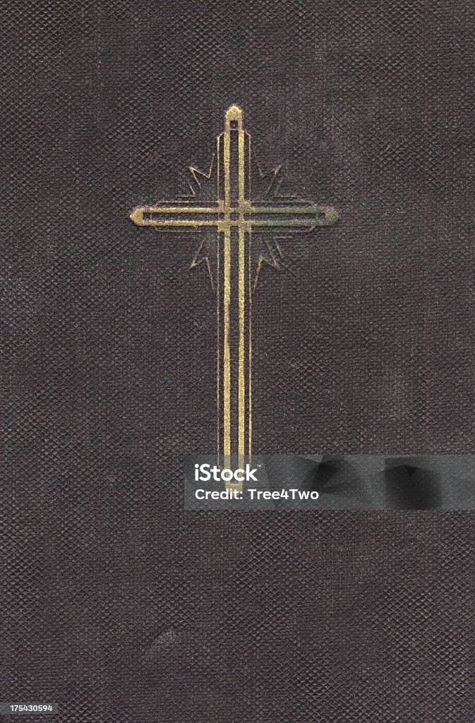 Símbolo del cristianismo: Golden cruce en un libro de oración - Foto de stock de Antigualla libre de derechos
