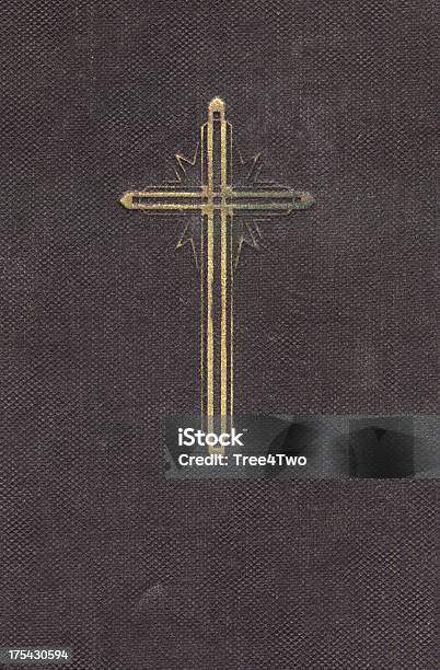 Simbolo Di Cristianesimo Golden Croce Su Un Libro Di Preghiera - Fotografie stock e altre immagini di Antico - Condizione