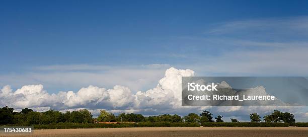 Largo Blanco Nube De Norfolk Inglaterra Foto de stock y más banco de imágenes de Aire libre - Aire libre, Arriba de, Azul