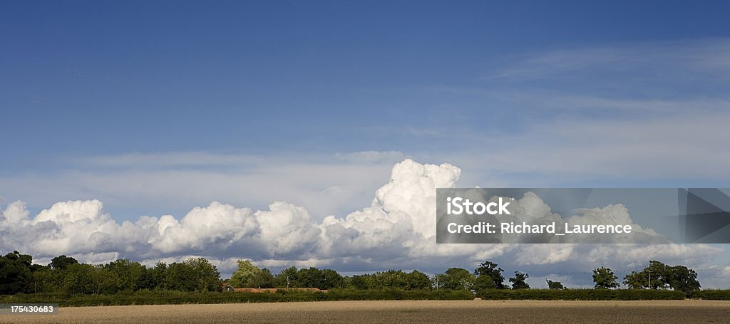 Longo branco nuvem de Norfolk, Inglaterra. - Foto de stock de Acima royalty-free