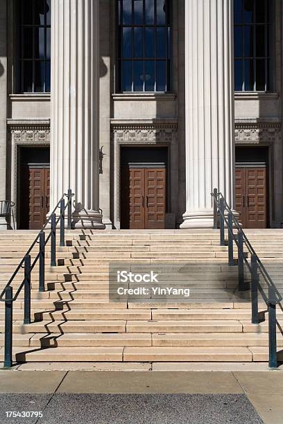 Collegeeingang Stockfoto und mehr Bilder von Architektonische Säule - Architektonische Säule, Campus, Stufen