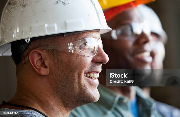 Nahaufnahme Gruppe Von Bauarbeitern Stockfoto und mehr Bilder von Bauarbeiter - Bauarbeiter, Baugewerbe, Berufliche Beschäftigung