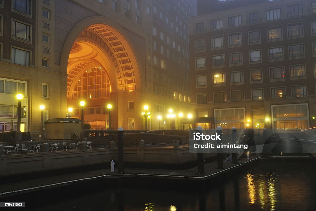 Rowes Wharf en niebla - Foto de stock de Agua libre de derechos