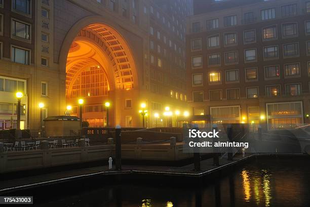 Rowes Wharf En Niebla Foto de stock y más banco de imágenes de Agua - Agua, Boston - Massachusetts, Color - Tipo de imagen