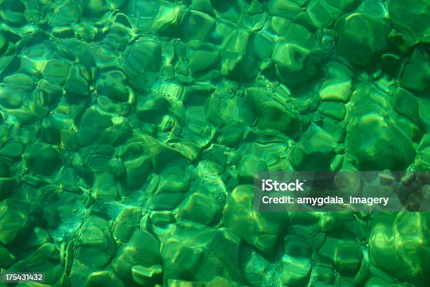 Abstrato Ondulado Água Verde Lago De Fundo Rock Padrão - Fotografias de stock e mais imagens de Abstrato