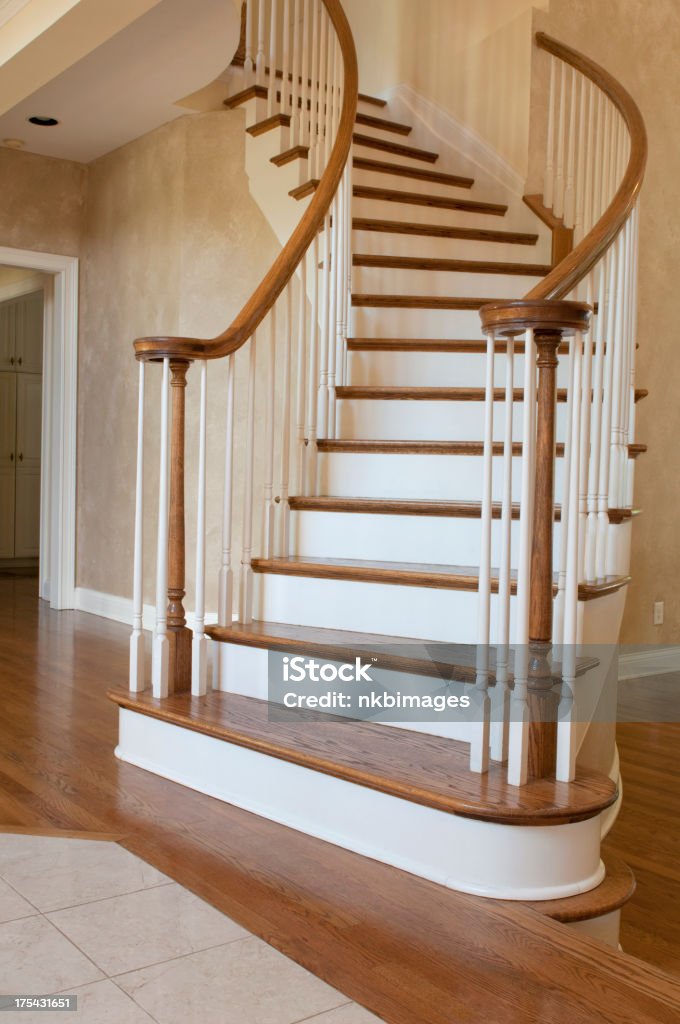 Imagem Vertical de uma escada entryway curva - Royalty-free Interior de Casa Foto de stock