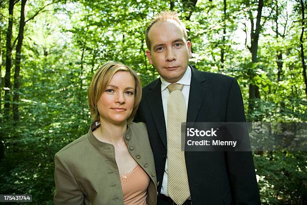 Paar Mann Und Frau Stockfoto und mehr Bilder von Anzug - Anzug, Baum, Blatt - Pflanzenbestandteile