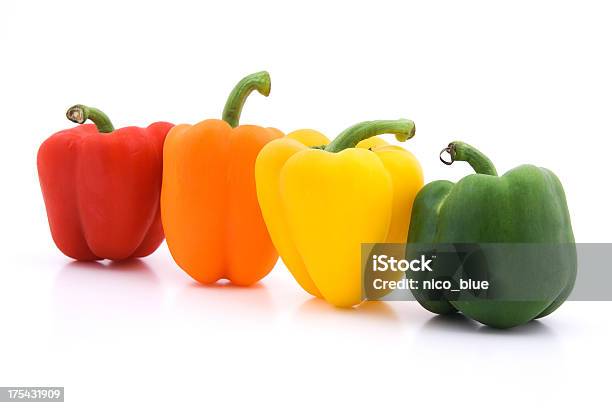 Farbige Paprika Stockfoto und mehr Bilder von Bunt - Farbton - Bunt - Farbton, Fotografie, Freisteller – Neutraler Hintergrund