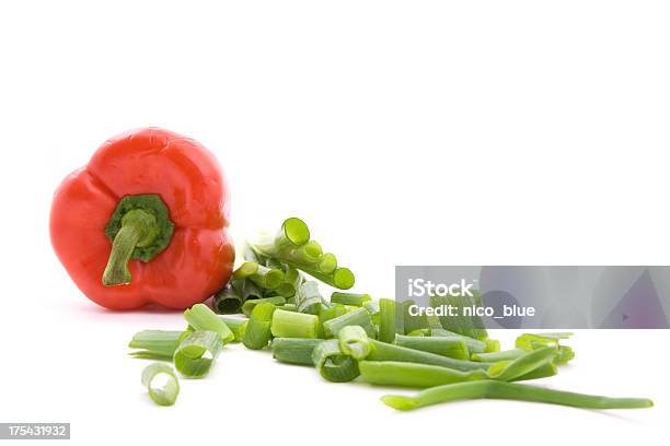 Vermelho Pimenta E Scallions - Fotografias de stock e mais imagens de Alimentação Saudável - Alimentação Saudável, Branco, Cebola