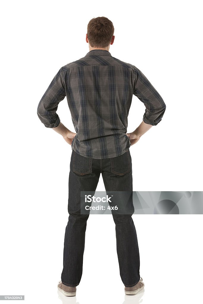 Vista traseira de um homem de pé com seu com as Mãos nas Cadeiras - Royalty-free 20-29 Anos Foto de stock
