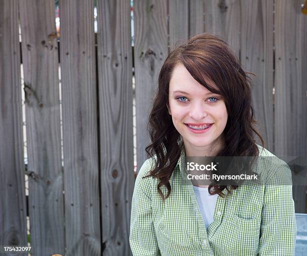 Retrato De Uma Menina Adolescente No Exterior - Fotografias de stock e mais imagens de Adolescente - Adolescente, Aparelho Dentário, Beleza